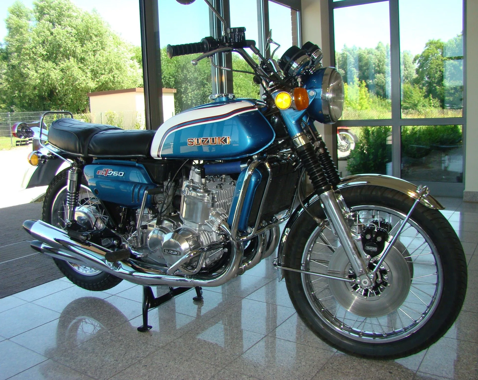 SUZUKI GT 750